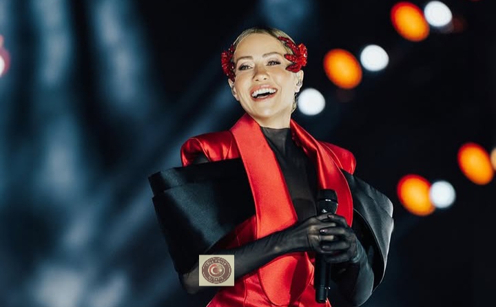 Sahneye su şişesi fırlatıldı: Derya Uluğ’dan soğukkanlı tepki!