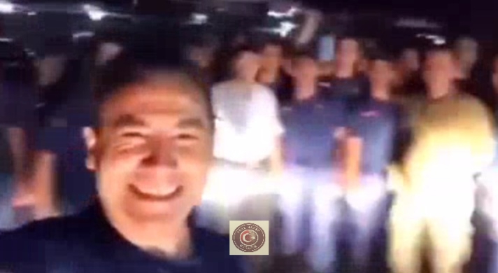 Ferhat Göçer’den Jandarma noktasında mini konser!