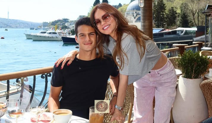 Yakışıklılığı olay oldu! Ebru Şallı’nın oğlu Beren Tan gündemde Yakışıklılığı olay oldu! Ebru Şallı’nın oğlu Beren Tan gündemde