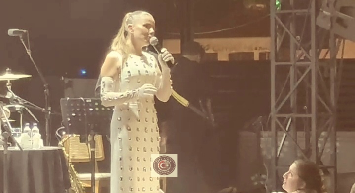 Merve Özbey’den Joy Sığacık’ta Gala Gecesi: “Sesim Kısık, Özür Dilerim”