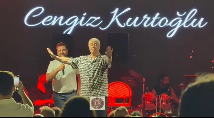 Cengiz Kurtoğlu’ndan Sığacık’ta Unutulmaz Gece: Sahne aşk dolu anlara tanıklık etti