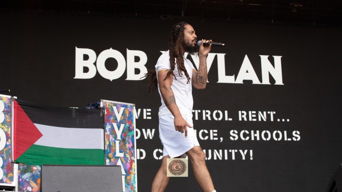 İngiliz punk rap grubu Bob Vylan ABD’ye giremedi! “Özgür Filistin” dedi, Amerika vizeyi sildi! İngiliz punk rap grubu Bob Vylan ABD’ye giremedi! “Özgür Filistin” dedi, Amerika vizeyi sildi!