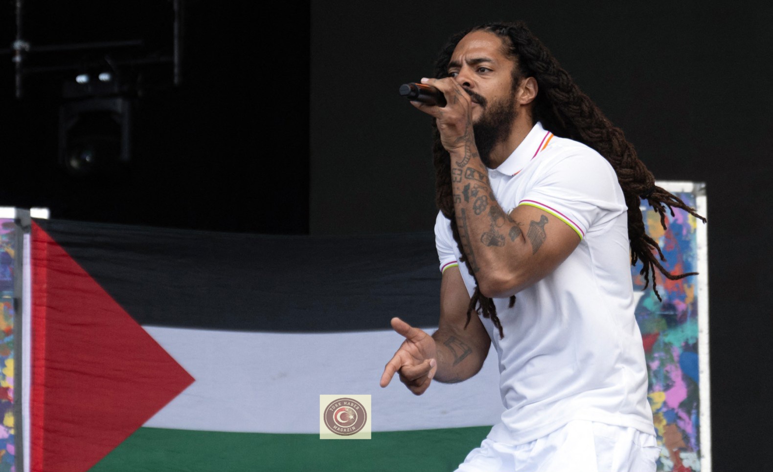 İngiliz punk rap grubu Bob Vylan, Filistin Bayrağı açtı diye Fransa’daki sahnesini kaybetti!