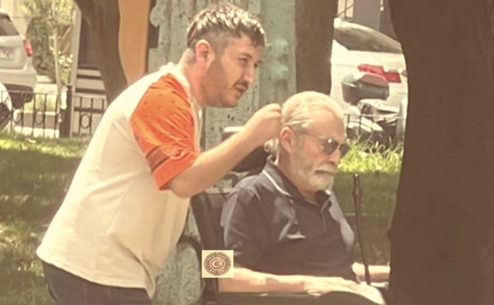 Haluk Bilginer tekerlekli sandalyede! Türk Haber Magazin kameralarına yansıdı