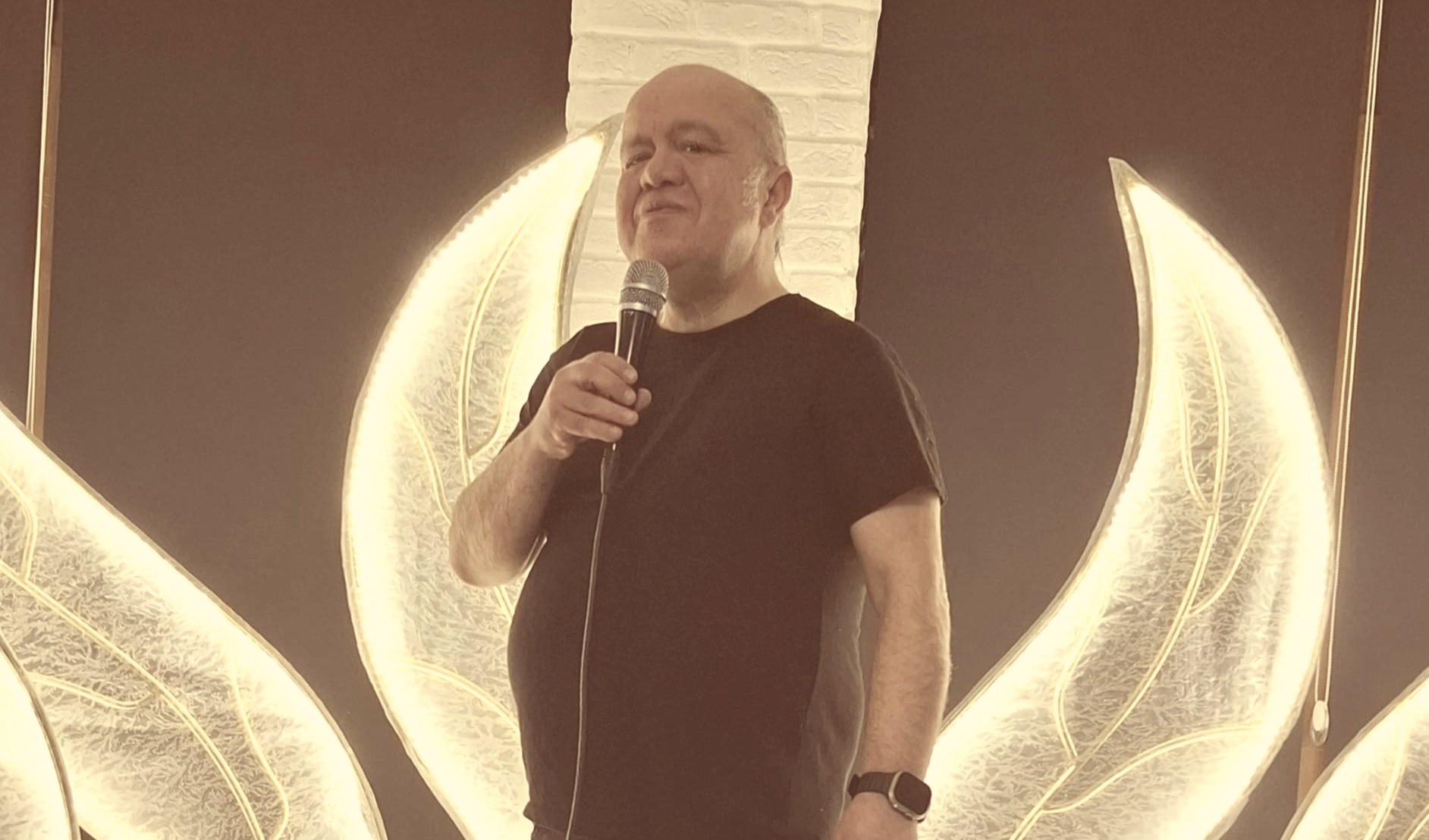 Ünlü magazinci Habib Aytekin teknoloji sahnesinde şov yaptı: dakikalarca ayakta alkışlandı!