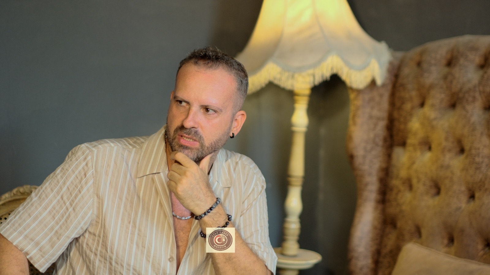 Sürpriz sahne! Özcan Beylan’dan ilk single: ‘Bas Git’