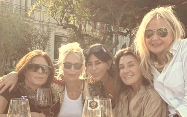 Suzan Sabancı ve Derin Mermerci’den sürpriz kahvaltı! Türk Haber Magazin sosyetenin nabzını tutmaya devam ediyor Suzan Sabancı ve Derin Mermerci’den sürpriz kahvaltı! Türk Haber Magazin sosyetenin nabzını tutmaya devam ediyor