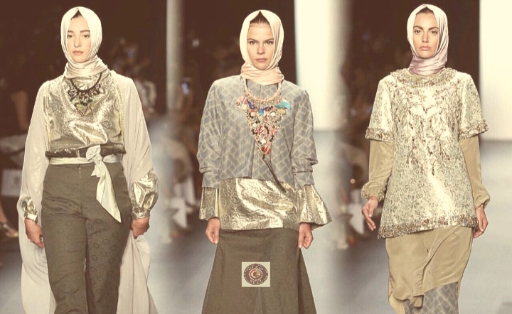 Podyumda tesettür rüzgarı: Başörtülü modeller ayakta alkışlandı!