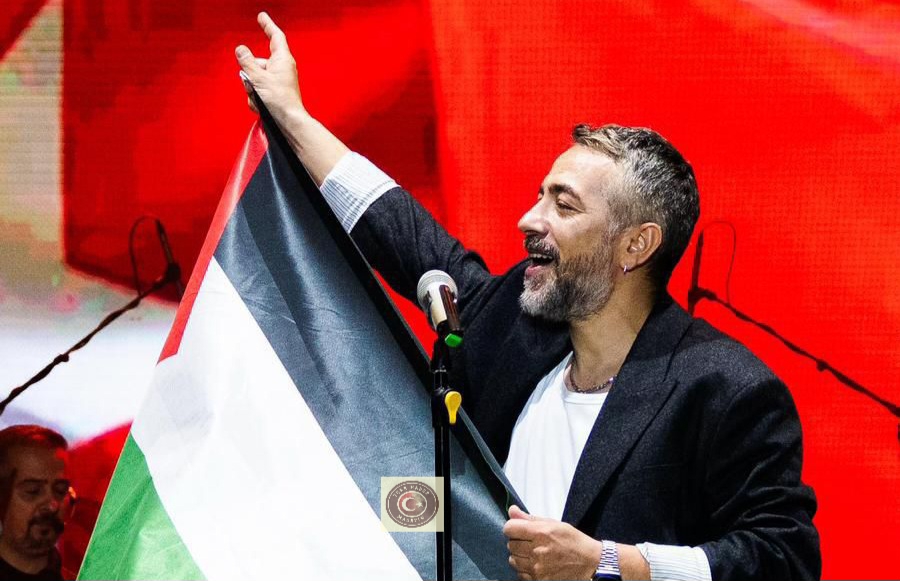 Sahne onun, mesaj net: Resul Dindar’dan “savaşa hayır” çıkışı!