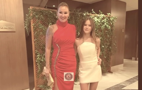 Anne ve kızı aynı sahne’de! Pınar Altuğ’un duygusal anları Türk Haber Magazin’de…