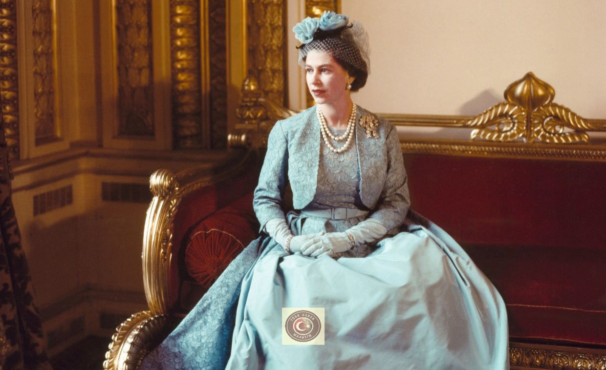70 yılın stil ikonu: Kraliçe II. Elizabeth’in zarafeti Buckingham’da sergileniyor