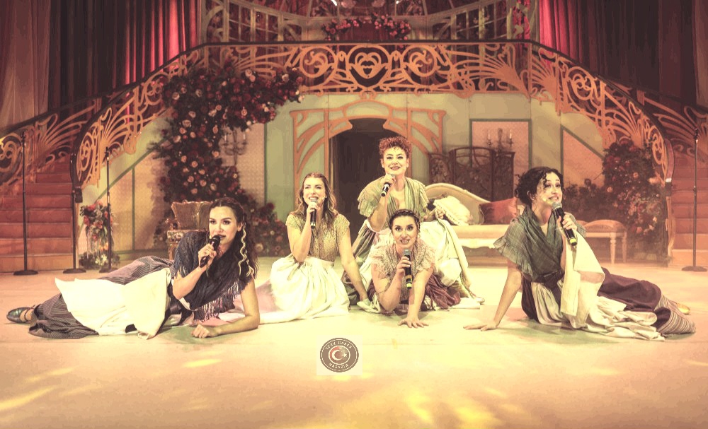 Tiyatroda büyük buluşma! “Gurur ve Önyargı” seyirciyi etkilemeye hazır