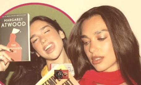 Dua Lipa’dan edebiyat dünyasında ses getiren hamle! 100 kitaplık Manifesto gündemde! Türk Haber Magazin’de… Dua Lipa’dan edebiyat dünyasında ses getiren hamle! 100 kitaplık Manifesto gündemde! Türk Haber Magazin’de…